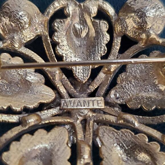 VTG Avante Brooch Gold Tone Clear Rhinestones with Blue Center Stone Signed 60's - Picture 3 of 6